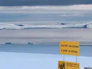 Blick von der Livingston-Insel über die McFarlane Strait hinweg auf die Shopski Cove