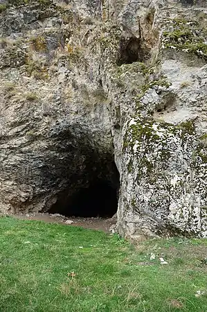 Die beiden Eingänge zur Höhle