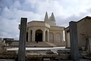Jesidischer Tempel (Şexsê Batê) in BabiraNachdem der Tempel 2014 durch den IS zerstört wurde, wurde es von den Jesiden wieder neugebaut.