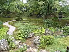 Untere Villa,rechts Ausguck-Steinlaterne (櫓形燈籠 yagura tōrō)