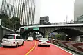 An der Anschlussstelle Ginza quert die Unemebashi, ursprünglich eine Brücke über den 1964 zugeschütteten Tsukiji