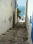 Enge Gasse mit Blick auf den Golf von Tunis