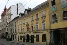 Nr. 17 („Zur grünen Säule“) und 19 („Zur goldenen Krone“, Restaurant Schöner): Barocke Vorstadthäuser