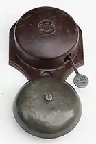 Türklingel „Läutewerk Treff“ von S. Siedle & Söhne, 1932; Detail: Hammer mit elektrischen Anschlusswerten