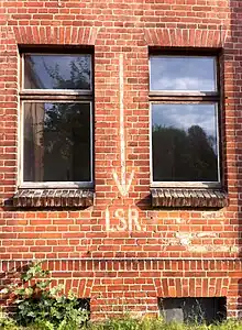 Luftschutzraummarkierung an einem Haus in Salbke