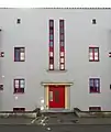 Der Mittelteil eines Wohnblocks mit dem Hauseingang