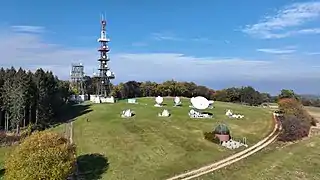 Gipfelareal mit Sendetürmen, Parabolspiegeln und Sternwarte