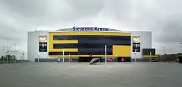 Außenansicht der Arena mit altem Sponsorennamen