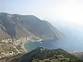 Blick auf die Ortschaft Kamares und deren Hafen