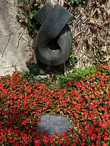 Sigismund Heinrich Alioth-De Bary (1907–1973), Ingenieur, Landrat in Arlesheim, Grab, Friedhof Bromhübel, Arlesheim. Grabplastik, 1974, von Albert Schilling (1904–1987)