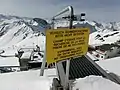 Schild auf dem Dach des ehemaligen Institutsgebäudes.