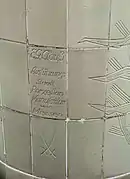 Signatur einer Säulen­verklei­dung von E. G. Clauß von 1958