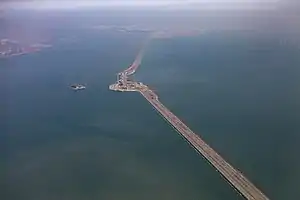Luftbild des Sihwa-Sees mit dem Damm
