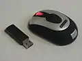 Funkmaus mit Empfangsgerät in Form eines USB-Sticks