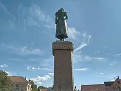 Statue mit Simon-Dach-Brunnen (von hinten)