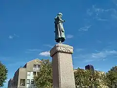 Statue mit Simon-Dach-Brunnen (linke Seite)