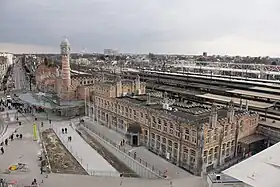 Empfangsgebäude und Haupteingang des Bahnhofs