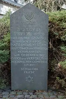 Gedenkstein für die Synagoge auf dem heutigen Parkplatz am ehemaligen Standort der Synagoge