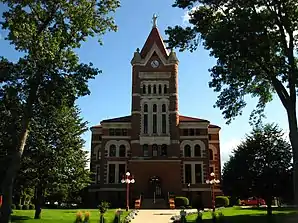 Das Sioux County Courthouse in Orange City, seit 1977 im NRHP gelistet