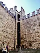 Südwestliche Wehrturm mit Burgbrunnen