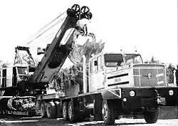 Sisu K-50SS zieht einen Bucyrus-Erie-Bagger.