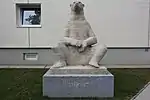 Sitzender Eisbär aus dem Jahre 1968; bei der Adresse Kärntner Straße 212 in Graz; hierfür reiste Pochlatko nach Spitzbergen um Eisbären zu studieren