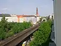 Hochbahntrasse über der Skalitzer Straße, im Hintergrund der U-Bahnhof Görlitzer Bahnhof, 2004