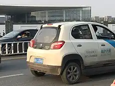 Dongfeng Jun Feng ER30 Skio BEV, Seiten-Hinteransicht. An der Heckklappe lässt sich die Modellbezeichnung ersehen.