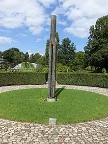 Skulptur, Baumtorso, 1980, auf der Brüglinger Ebene, Merian Park, Basel. Von Franz Eggenschwiler (1930–2000)