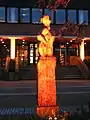 Tonskulptur „Befreite Formen“ vor dem Rathaus