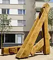 Skulptur von CW Loth in Bad Cannstatt, Eiche, 2011; 470 × 215 × 60 u. 55 × 400 × 45 cm.
