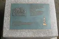 Gedenktafel in der Silberburganlage mit einem Relief der Silberburg.