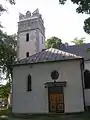 Blick auf die Kirche im Ort