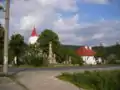 Blick auf die Kirche im Ort
