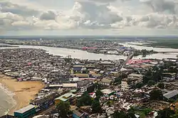 Links im Bild die Halbinsel West Point in Monrovia.Im Vordergrund der United Nations Drive, der mit einer Brücke über den Mesurado River in den Stadtteil Clara Town auf Bushrod Island führt.(Juli 2013)
