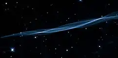 Filament des Cirrusnebels, an dem Geschwindigkeit und ionisierte Gase (OV, NV, CIV, HeII) mithilfe des Hubble-Weltraumteleskops untersucht wurden.
