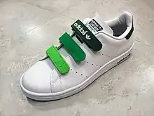 Sneaker mit Klettverschlüssen