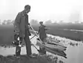 Mit einem Enkel nach der Jagd mit Beute