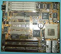 Sockel-7-AT-Hauptplatine, mit Längsregler für CPU-Spannungen, Baujahr 1996