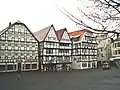 Marktplatz, Fachwerk aus verschiedenen Zeiten: Von der frühen Neuzeit (Mitte) bis in die zweite Hälfte des 20. Jahrhunderts (rechts)
