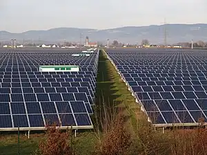 Blick vom Aussichtshügel auf das Solarfeld Gänsdorf