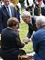 Der Vertreter der russischen Botschaft bedankte sich bei der Zeitzeugin, welche die Existenz das Massengrabes an die Behörden gemeldet hatte.