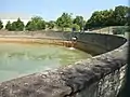 Mündung des Solgrabens ins Solebecken mit Meter tiefem Sturz ins Becken