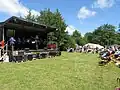 Aufgebaute Bühne mit musizierenden Flensburger Stadtbläsern