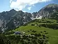 Das Solsteinhaus nach der Renovierung 2007 vor der Kuhljochspitze (links) und Erlspitze (rechts)