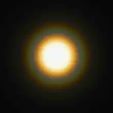 Beugung des Lichts der Sonne an einer kreisförmigen Lochblende – je kürzer die Wellenlänge, desto geringer werden die entsprechenden Farbanteile gebeugt