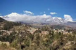 Blick auf die Stadt Sorata vor dem Illampú-Massiv