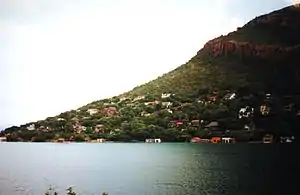 Höhenzug der Magaliesberge am Hartbeespoort-Stausee