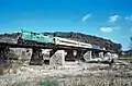 Ein Ausflugszug überfährt eine Brücke, Oktober 1988