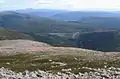 Blick vom Hauptgipfel nach Südosten auf Glen Quoich, links im Hintergrund der Lochnagar